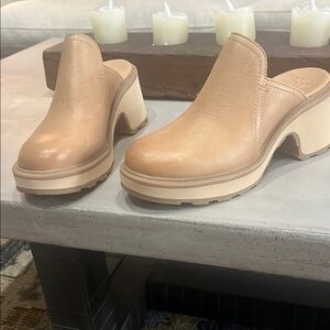 New Sorel Tan Mules with Chunky Heel